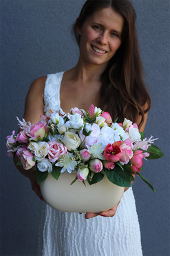 Eleni, kompozycja kwiatowa w kremowym naczyniu, wym.25x36cm