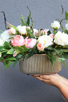 Ossolino, kompozycja kwiatowa w złotej donicy