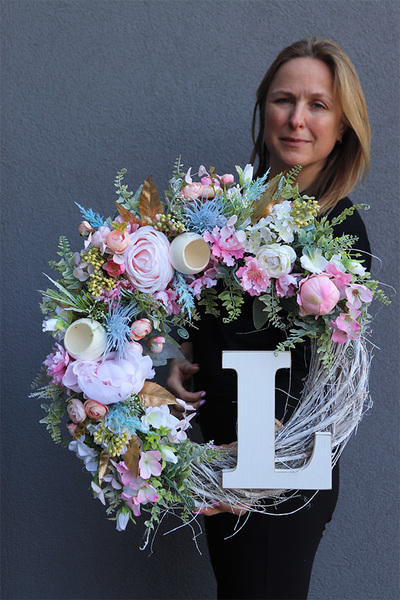 Literra, dekoracyjny wianek z drewnianą literą, śr.45cm 