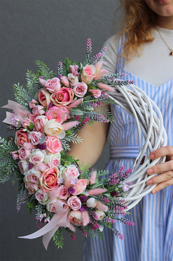 Allasina, asymetryczny wianek z różyczkami i wrzosem, śr.35cm
