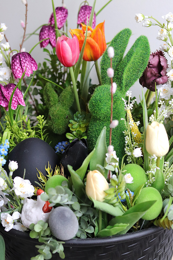 Wiosna w Pełni, stroik wielkanocny w metalowym koszu