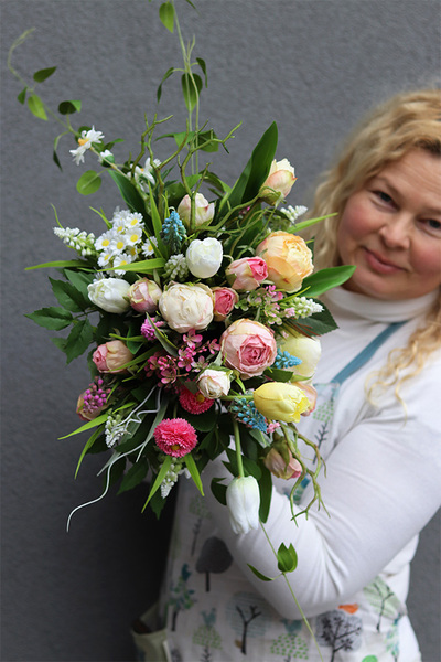 Romana, kompozycja kwiatowa w białej doniczce