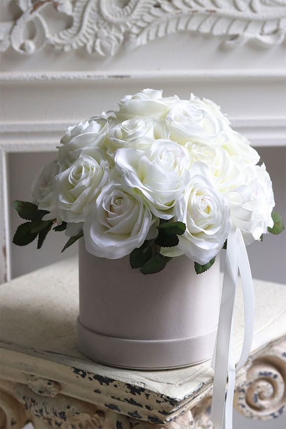 Bielissa Roses 2, flowerbox welurowy z białymi różami