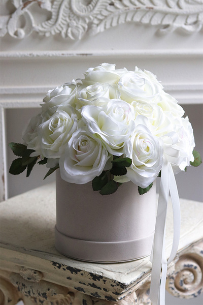 Bielissa Roses 2, flowerbox welurowy z białymi różami