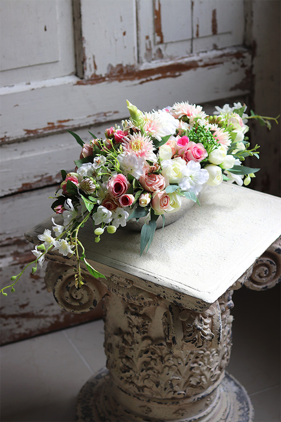 Laos Firelli, kompozycja kwiatowa w srebrnym naczyniu