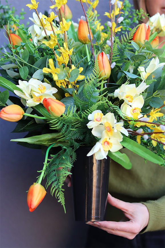 Tulipanowe Love, wiosenny bukiet nagrobny we wkładzie