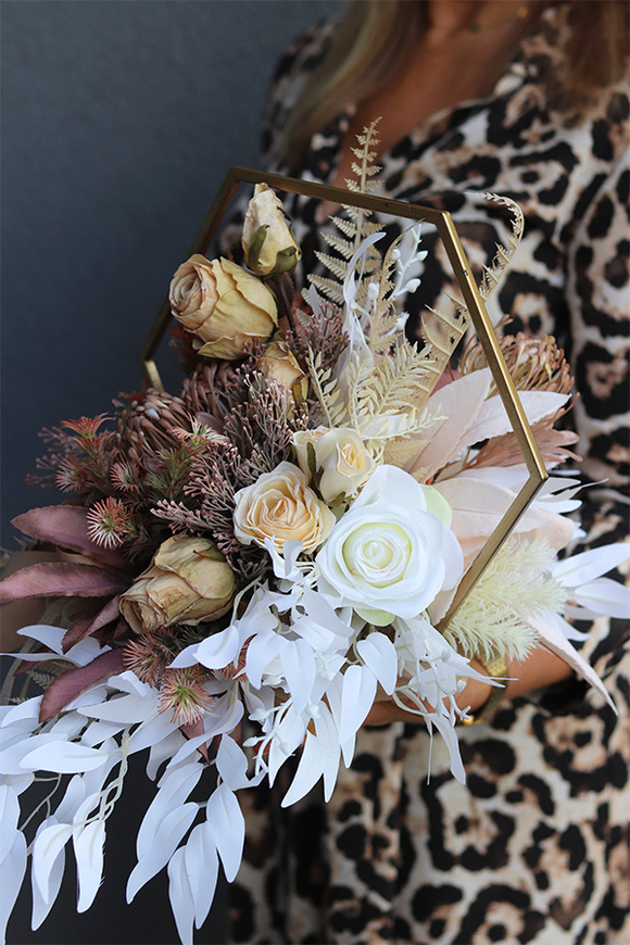 Crema Latte, jesienna dekoracja kwiatowa w domku