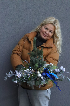 Dark Blue Eveline, realistyczna choinka świąteczna z przybraniem LED, wys.42cm