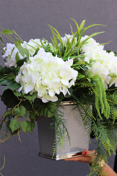 Hortensje Brista, kompozycja kwiatowa w szaro-srebrnej donicy