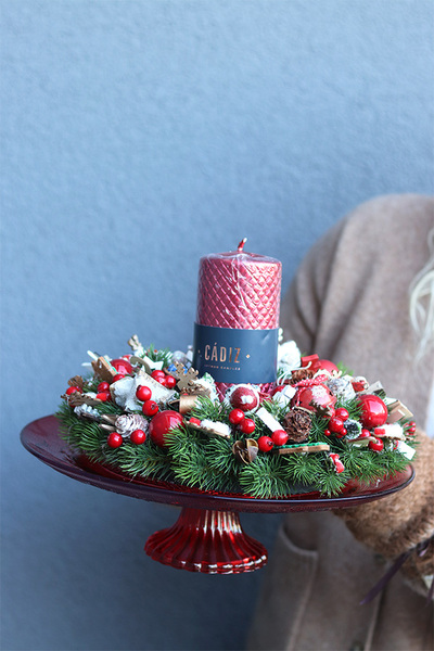 Red Winter, stroik ze świecą na szklanej paterze