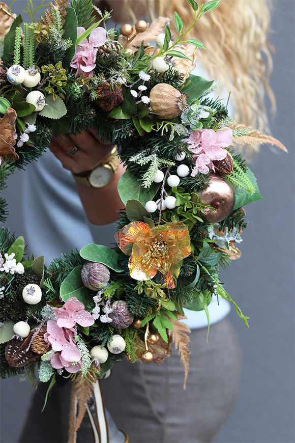 Corso Italia, zimowy wianek z dzwonkami