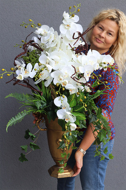 Ambasada, kompozycja ze storczykiem w złotym pucharze, wys.90cm 