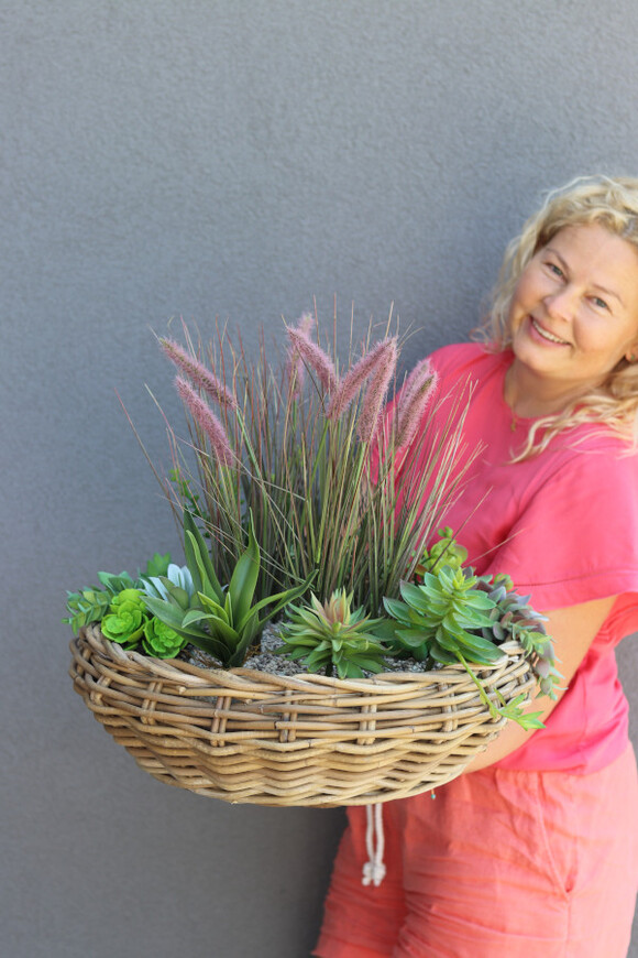 Rattania Alabama Big, kompozycja z traw i sukulentów w koszu, wym.47x45cm