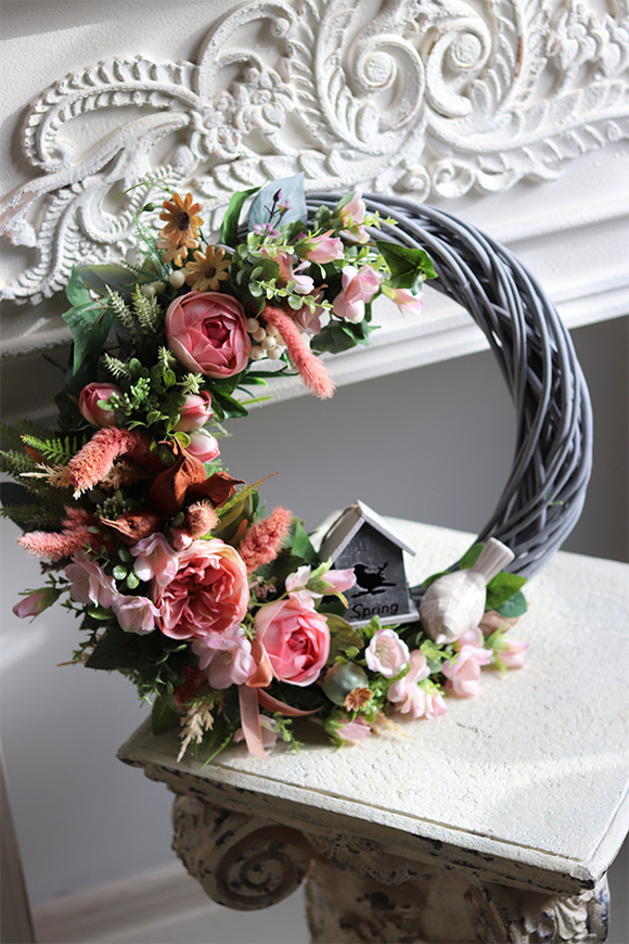 asymetryczny wianek z ptaszkiem, Dom Wiosną