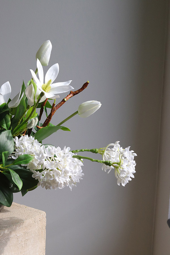 Wiosenna Magnolia, dekoracja nagrobna w misie