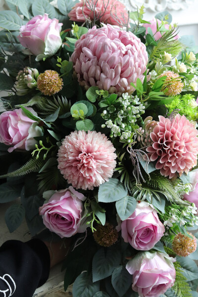 Kerrata New 3, pastelowa dekoracja nagrobna w misie