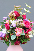 La Guel Pink Flowers, kompozycja kwiatowa w wazonie