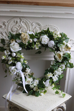 Biała Winnica, wieniec nagrobny w kształcie serca, wym.50x50cm