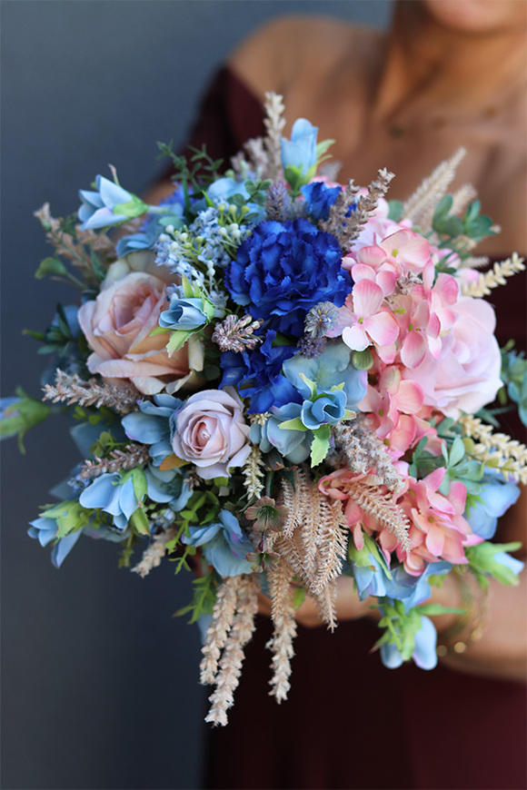 Reffia 2, kompozycja kwiatowa w naczyniu w groszki