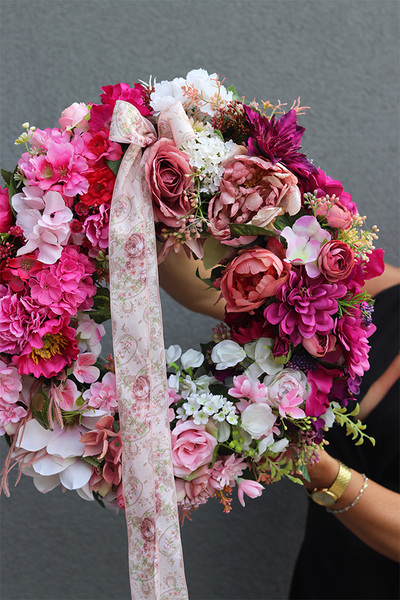 Pink Houtre, różowy wianek dekoracyjny na drzwi