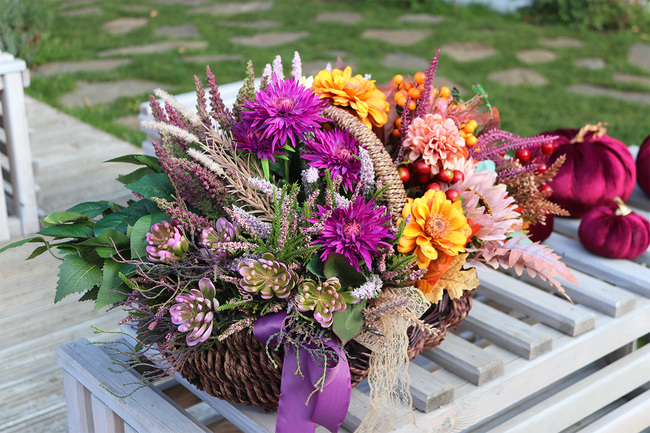 Wrzosowisko, barwny jesienny kosz z kwiatami