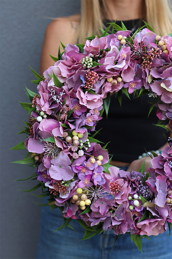 Nemora 2, fioletowy wianek z hortensji na drzwi