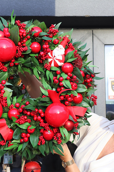 Isabella Red, świąteczny wianek z bombkami