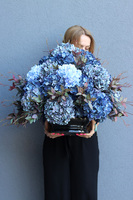 Blue Hortense, kompozycja nagrobna w misie, wym.52x60cm