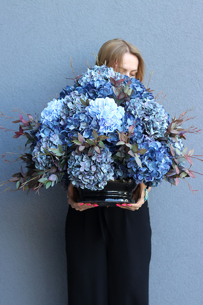 Blue Hortense, kompozycja nagrobna w misie, wym.52x60cm