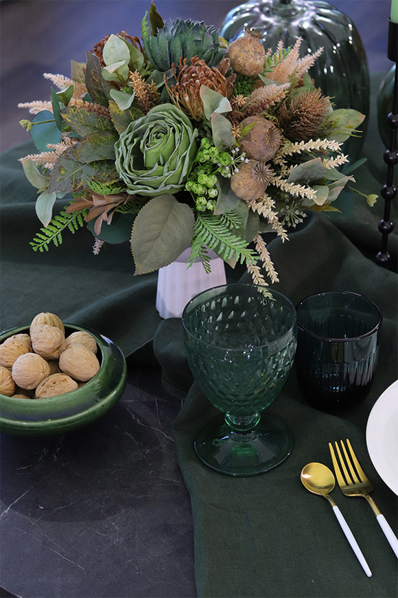 Green November Jazz, kompozycja kwiatowa w białym pucharze