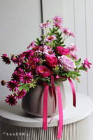 Magenti, kwiatowa kompozycja w naczyniu