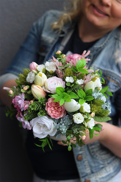 Deluni Ferana, kompozycja kwiatowa z kokardką, wys.20cm