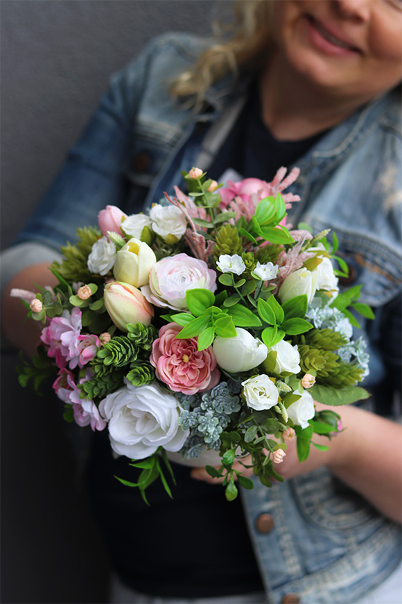 Deluni Ferana, kompozycja kwiatowa z kokardką