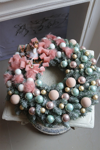 Pudrowa Balerina, świąteczny różowy wianek dekoracyjny