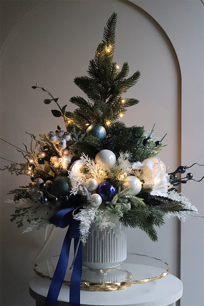 Granatowa Landia, realistyczna choinka świąteczna z przybraniem