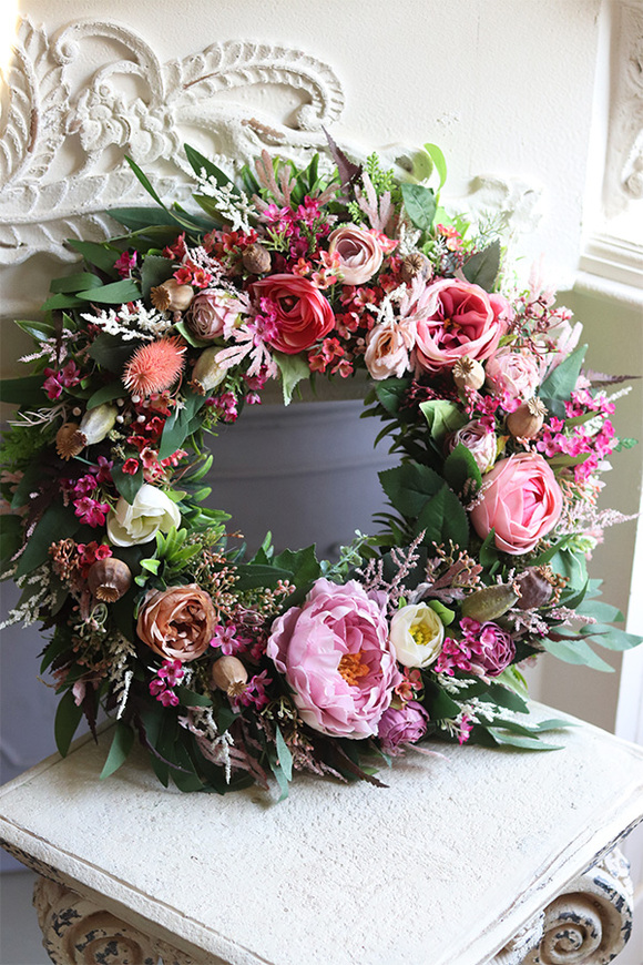 Bretania, atrakcyjny kwiatowy wianek na drzwi, śr.42cm