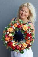 Ogrodowa Orangina 2, jesienny wianek na drzwi z różami