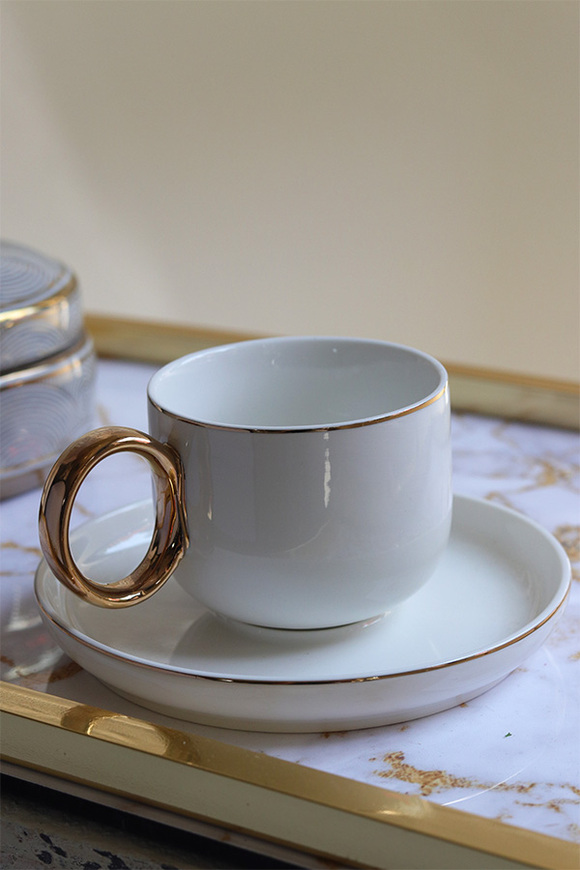 Novelty, porcelanowa filiżanka ze złotym rantem