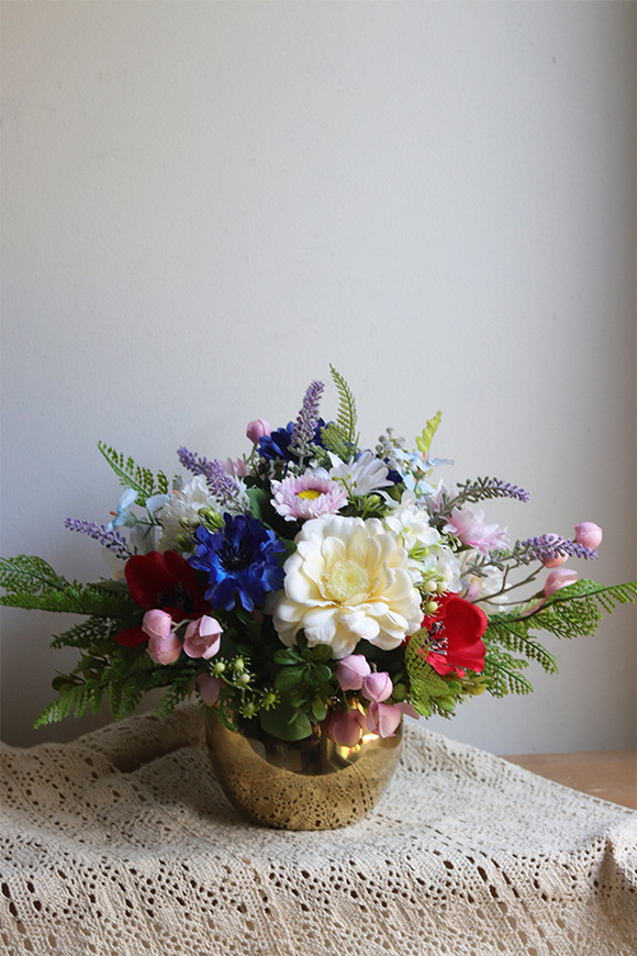 Mazuria Gold, kompozycja kwiatowa w naczyniu