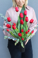 Tulipany Red April, wieniec nagrobny z czerwonymi kwiatami