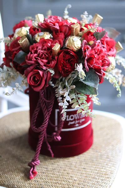 Chocolates Prezzento, welurowy flowerbox z pralinami, wys.30cm 