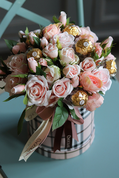 Chocolates, Roses in Love 2, flowerbox z pralinami, wys.29cm