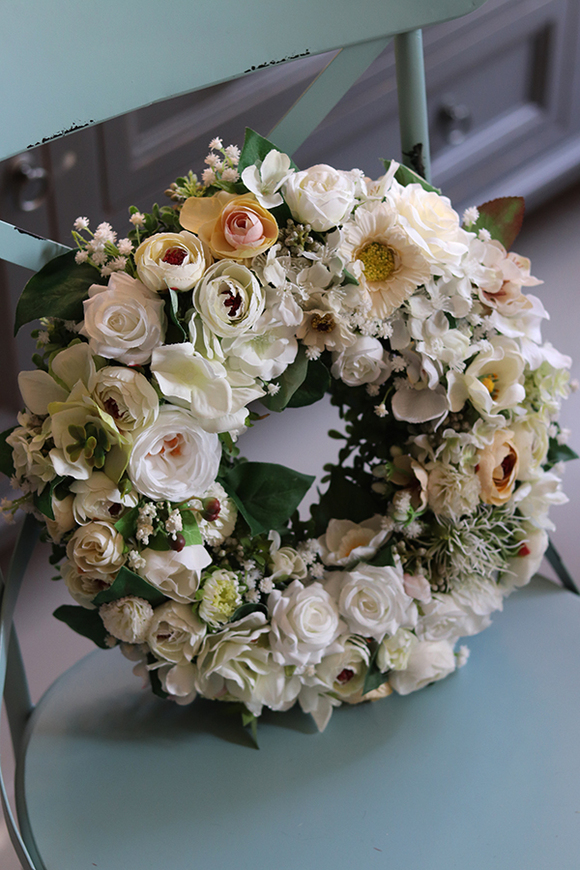 Biała Lekkość, kwiatowy wianek na drzwi, śr.32cm