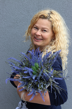 Urocze Wrzosowisko, kompozycja z wrzośców w wiklinowym koszu, wym.40x36cm  