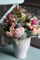 Carmen Canoe Glamour, kompozycja kwiatowa w stylowej donicy, wys.35cm