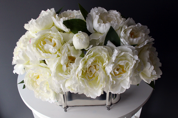 Peonies kompozycja kwiatowa w cynowanym ekskluzywnym naczyniu z herbem, wys. 43cm, dł. 60cm