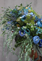 Manfredo Blue, kompozycja kwiatowa w srebrnym naczyniu, wys. 30cm