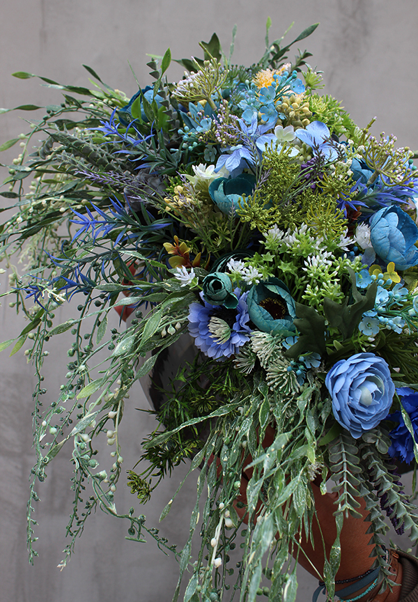 Manfredo Blue, kompozycja kwiatowa w srebrnym naczyniu, wys. 30cm