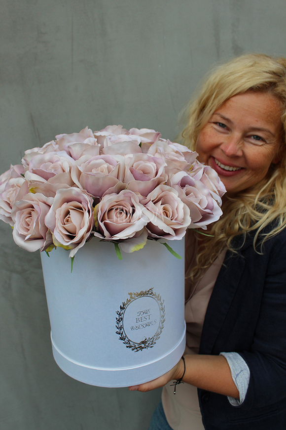 Piaskowa Róża kompozycja kwiatowa / bukiet Flowerbox, wys.36cm