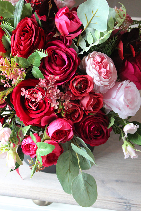 Barello, flowerbox z bogatym bukietem czerwonych kwiatów, wys.44cm